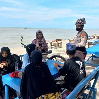 Tempat Wisata Diprediksi Penuh, Satuan Pam Obvit Samapta Polres Pangkalpinang Lakukan Patroli Humanis Dan Himbau Vaksinasi Booster