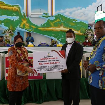 Serahkan Bantuan di Waropen Papua, Mensos Risma Dukung Pemberdayaan Ekonomi