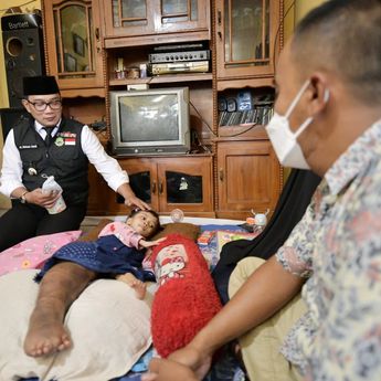 Kepedulian Ridwan Kamil untuk Anak Penderita Kanker Kaki di Kuningan Jawa Barat