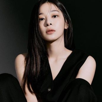 Yuk Intip Gaya Outfit Seol In Ah saat Sapa Penggemar di Jakarta 