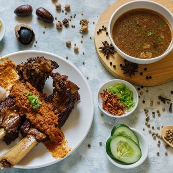 Ide Makan Siang Ala Restoran, Berikut Cara Membuat Sop Konro Iga Bakar