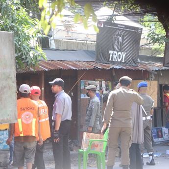 13 Lapak PKL di Jalan Pelita Makassar Dibongkar, Pedagang Pasrah