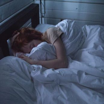 Ternyata Tidur dengan Lampu Menyala Bisa Picu 4 Bahaya Ini, Mau Tahu?