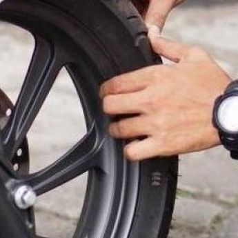 Biasakan Rutin Memeriksa Tekanan Udara Ban Motor, Banyak Manfaatnya 