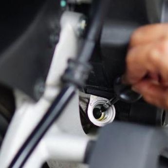 Mitos atau Fakta, Gonta-ganti Merek Oli Bikin Mesin Motor Berdampak Negatif?  