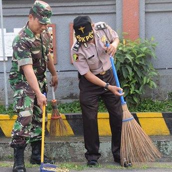 TNI-POLRI, Pemkab Boyolali, dan Ormas Giat Kebersihan Jelang HUT RI Ke-77