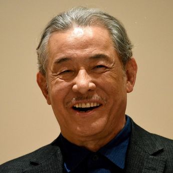 Tutup Usia, Ini Busana Rancangan Issey Miyake yang Dikenakan Publik Figur
