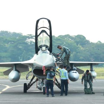 18 Pesawat Tempur F-16 TNI AU Mendarat di Lanud Halim Perdanakusuma.