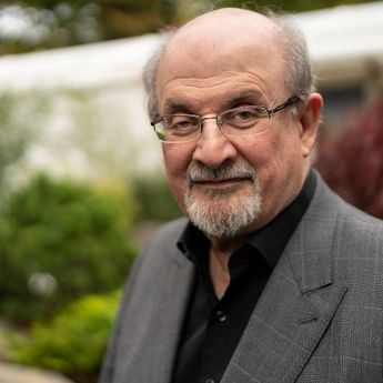 Profil Salman Rushdie, Penulis Novel Ayat-ayat Setan yang Ditikam di New York
