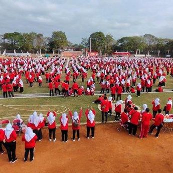 HUT ke-218, Senam Massa Diadakan Bersama PPPK Guru Di Stadion Trikoyo Klaten