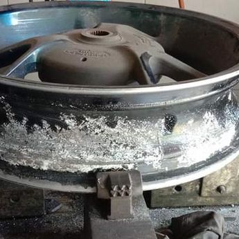 Benarkah Pakai Cairan Anti-bocor pada Ban Bikin Pelek Rusak?  