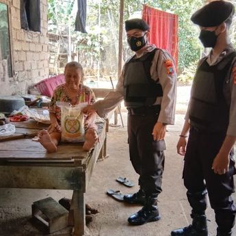 Sembari Berpatroli Satuan Samapta Polres Pangkalpinang Salurkan Bansos Ke Warga   