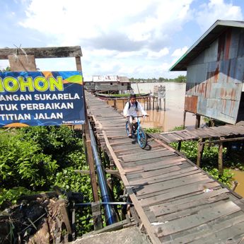 Miris! Warga Pulau Bromo Banjarmasin Urunan Perbaiki Jalan Titian