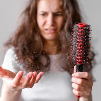9 Cara Mengatasi Rambut Rontok Berlebihan Secara Alami, Aman dan Cepat