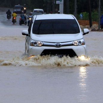 Musim Hujan Datang, Perhatikan Batas Aman Mobil Menerobos Banjir  