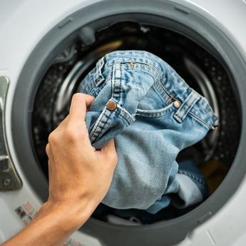Cuci Pakaian Berbahan Jeans di Mesin Cuci dengan Cara Ini, Agar Awet