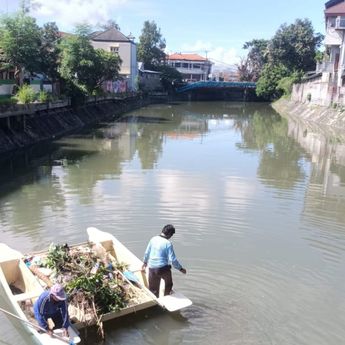 Cegah Banjir dan Luapan Air, Dinas PUPR Denpasar Gencarkan Pembersihan Sungai   