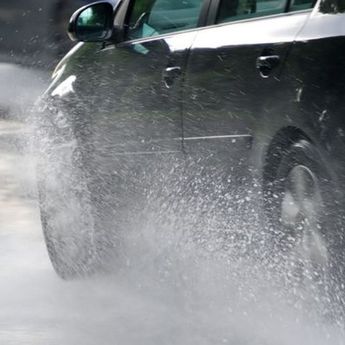 Apa Benar Konsumsi Bahan Bakar Mobil Saat Hujan Lebih Irit?  