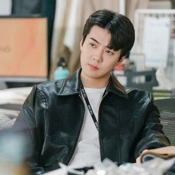 Balik Korea Selatan, Sehun EXO Bikin Penggemar Heboh Gegara Pakai Batik