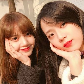Lisa BLACKPINK Berikan Tanggapan Terhadap Lamaran Pernikahan Saat Siaran Langsung dengan Jisoo
