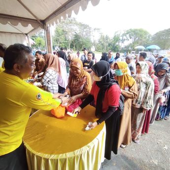 Pasar Rakyat untuk UMKM Hadir di HST, Ribuan Paket Sembako Ludes Terjual
