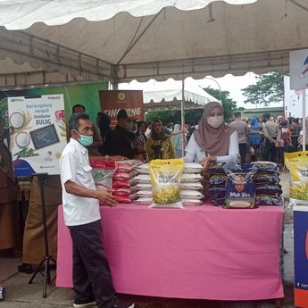 Bupati Edi Damanysah Subsidi Biaya Distribusi Sembako ke 18 Kecamatan di Kukar