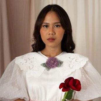 Gelar Sarjana Dipersembahkan Nadin Amizah  untuk  Orangtuanya