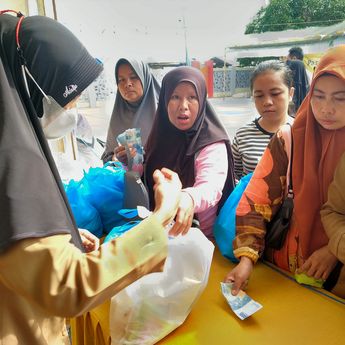 Tekan Inflasi, Warga Serbu Pasar Rakyat untuk UMKM di Kota Marabahan