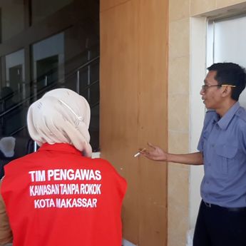 Pegawai Kedapatan Merokok di Kawasan KTR Balaikota Makassar