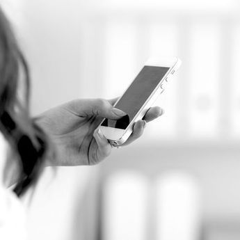 Wajar Nggak Sih Jika Pasangan Tak Pernah Posting Foto Bersama?