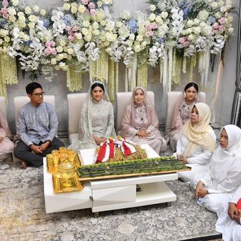 Jelang Nikahan, Ini Potret Erina Gudono Tampil Anggun Saat Pengajian