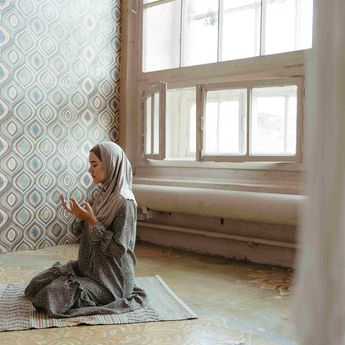 Lirik Sholawat Busyro Lengkap dengan Terjemahan Bahasa Indonesia