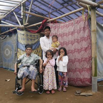 JQR Serahkan Bantuan Kursi Roda Bagi Disabilitas Korban Gempa Cianjur