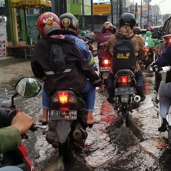 Tenang, Kita Bagikan Trik Berkendara dengan Motor Listrik Saat Hujan!