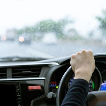 Cara Mengemudi yang Aman Ketika Kondisi Hujan Badai  