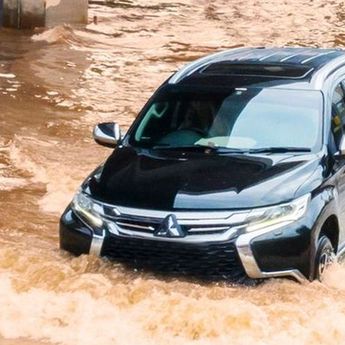 Jangan Lupa Batas Aman Mobil Matik Lewati Genangan Air  