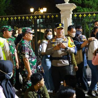 Kapolda DIY Laksanakan Pengamanan Tahun Baru dan Melaporkan Situasi Langsung dari Titik Nol Km Yogyakarta