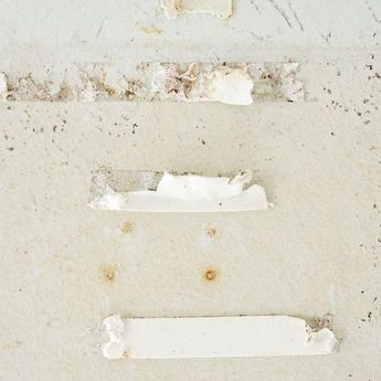 Gampang, Ini 5 Cara Menghilangkan Double Tape yang Menempel di Tembok