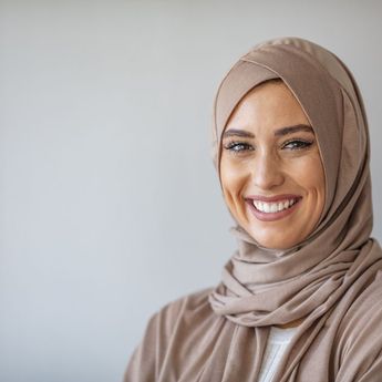 Benarkah Menggunakan Hijab Bisa Memicu Masalah Rambut Rontok?