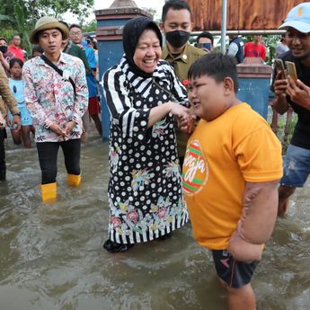Jangkau Area Terisolasi, Mensos Risma Pastikan Korban Banjir Pati Tertangani dengan Baik