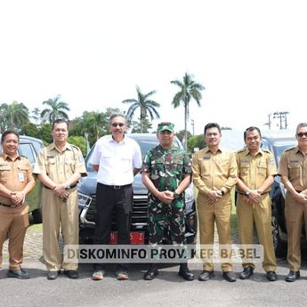 Pj Gubernur Babel Serahkan Kendaraan Operasional untuk Danlanal dan Asisten
