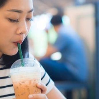 Amankah Ibu Menyusui Minum Air Es? Yuk Ketahui Mitos dan Faktanya