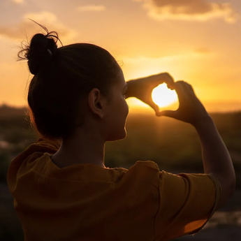 5 Zodiak yang Pilih Cinta Dibandingkan Uang, Gak Matrealistis!
