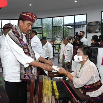 Sapa Para Pedagang Dan Beri Bantuan Sosial, Presiden Jokowi Sambangi Sentra Tenun Kabupaten Jembrana