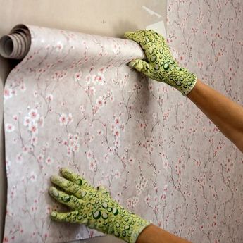 Cara Memasang Wallpaper Dinding yang Rapi dan Anti Gagal untuk Pemula!