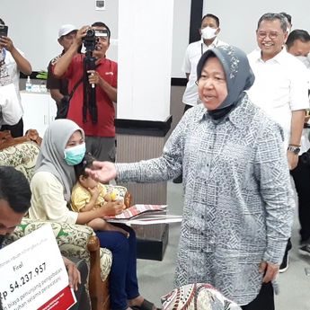 Mensos Serahkan Bantuan Asistensi Rehabilitasi Sosial di Makassar