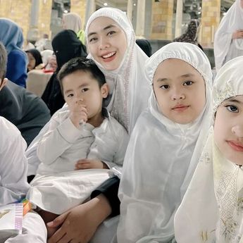 Oki Setiana Dewi Pertama Kali Ajak Anak Kecil Umroh, Ini Tipsnya!