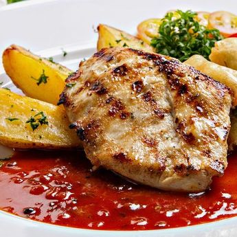 Sajikan Dengan Kentang, Berikut Cara Membuat Steak Ayam Saus Madu