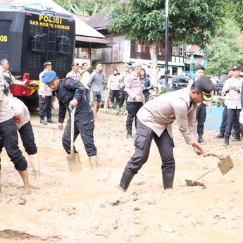 Polda Sumsel Kerahkan Personilnya Membantu Evakuasi Korban Bencana Alam di Lahat Sumsel