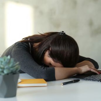 Benarkah Kelelahan Bisa Sebabkan Tipes? Ini Penjelasan Dokter